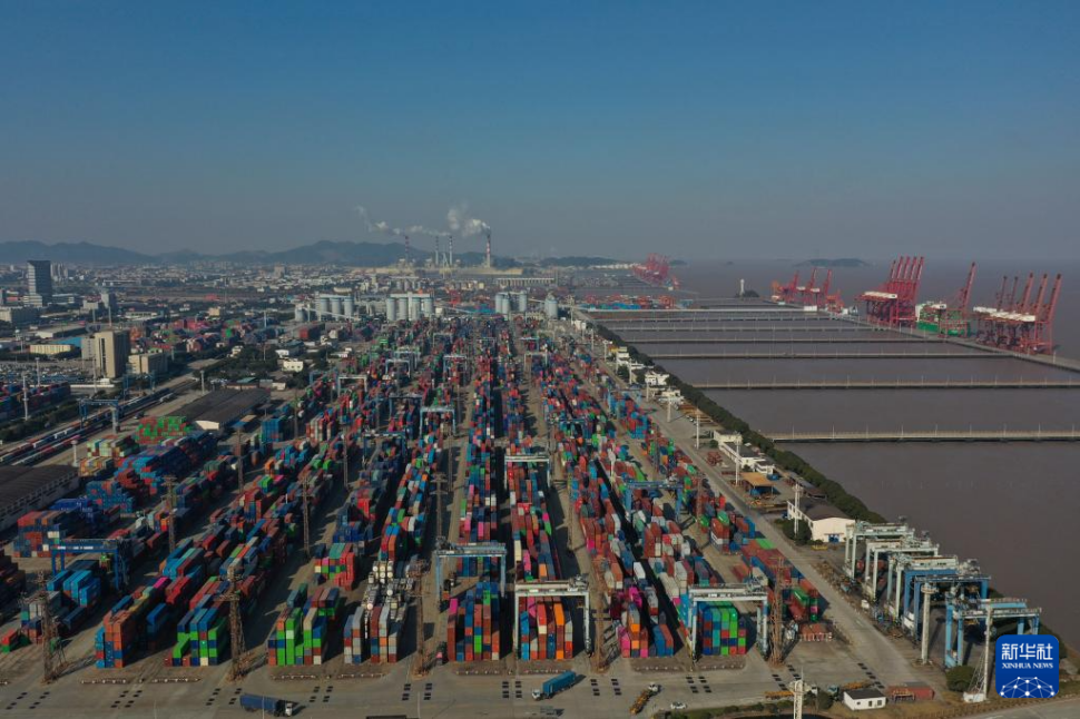  1月24日拍攝的寧波舟山港北侖港區(qū)集裝箱碼頭。 新華社記者 黃宗治 攝