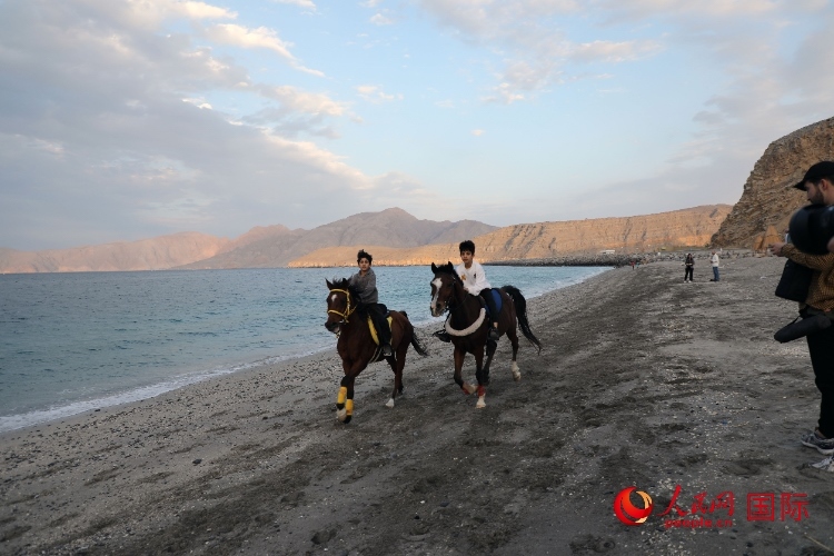 圖為游客在穆桑代姆一處海灘公園休閑玩耍。人民網(wǎng)記者 沈小曉攝