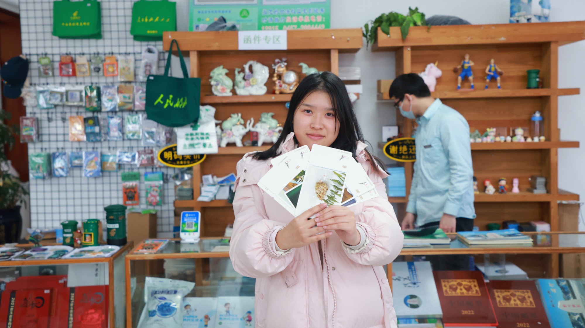 游客在漠河最北郵局郵寄明信片（央廣網(wǎng)發(fā) 徐率 攝）