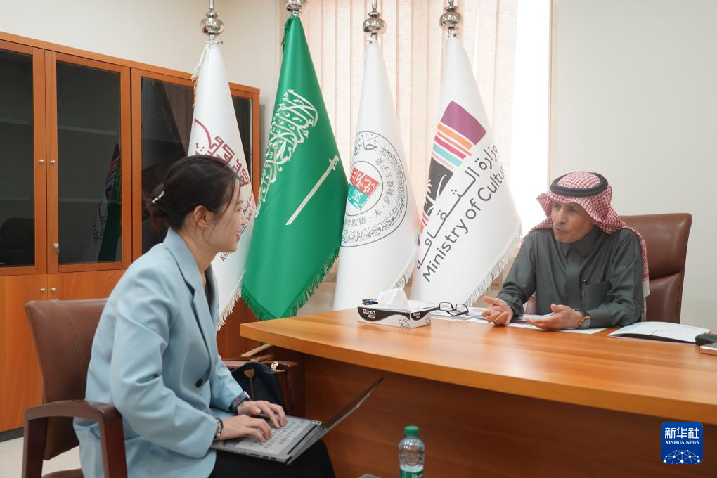 2月19日，“穆罕默德·本·薩勒曼王子沙特-中國文化合作獎(jiǎng)”（簡稱“穆罕默德·本·薩勒曼王子獎(jiǎng)”）秘書長阿卜杜勒·穆赫辛·阿基利（右）在沙特首都利雅得接受新華社記者專訪。新華社記者 尹炣 攝