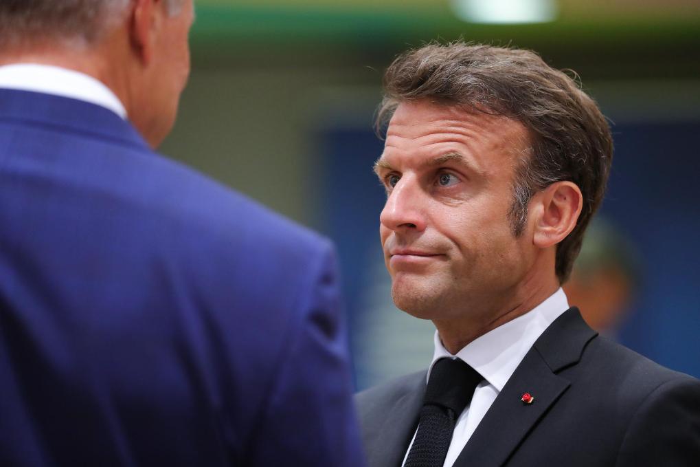 2023年6月29日，在比利時(shí)布魯塞爾，法國(guó)總統(tǒng)馬克龍（右）準(zhǔn)備出席歐盟峰會(huì)。新華社記者鄭煥松攝