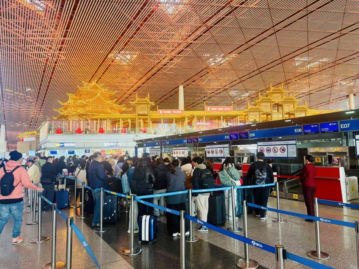 旅客在首都機(jī)場(chǎng)值機(jī)柜臺(tái)辦理乘機(jī)手續(xù)。人民網(wǎng)記者 喬雪峰攝