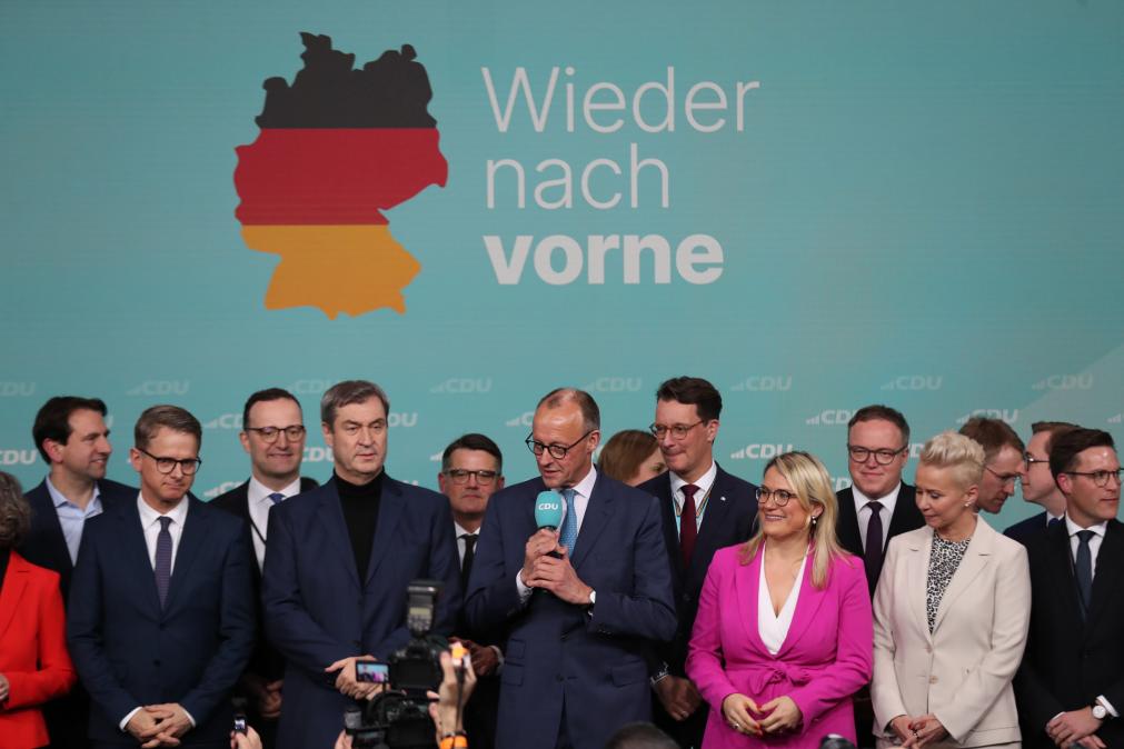 2月23日，在德國(guó)柏林的基督教民主聯(lián)盟總部，聯(lián)盟黨總理候選人默茨（中）在出口民調(diào)顯示領(lǐng)先后接受祝賀。新華社記者杜哲宇攝