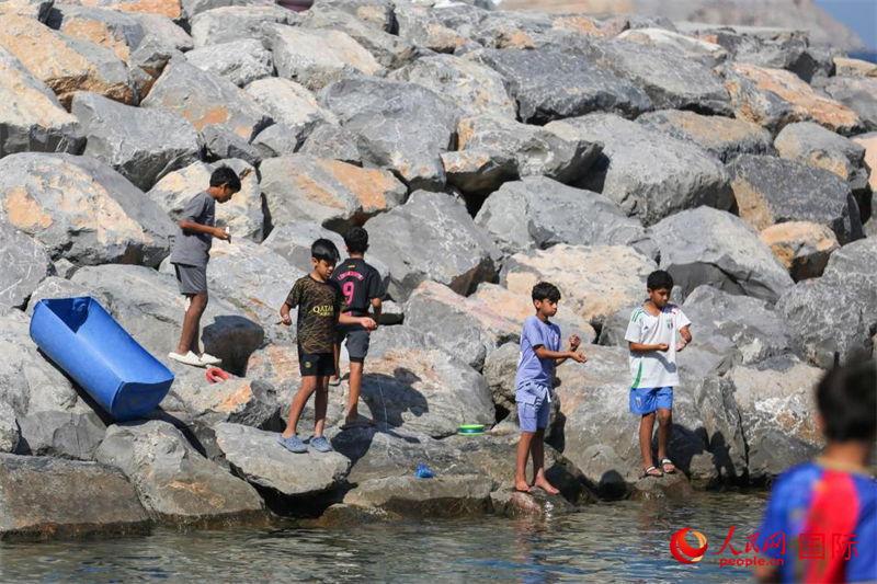 在海邊玩耍的孩子們。人民網(wǎng) 塔里克·易卜拉欣攝