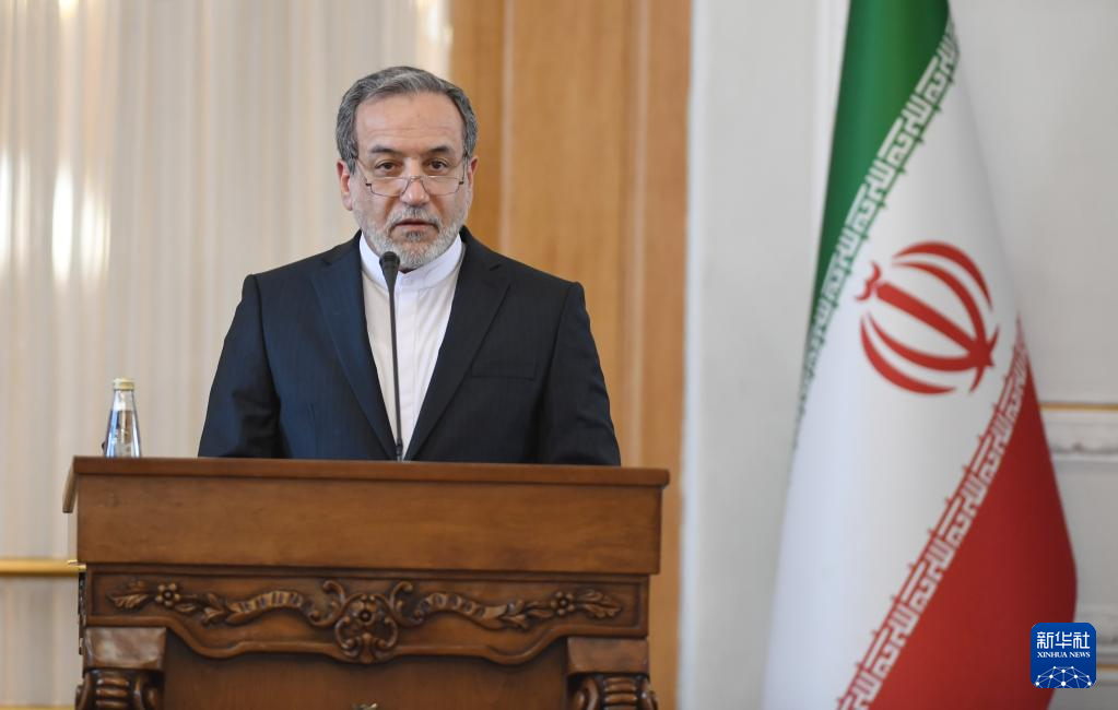 2月25日，在伊朗德黑蘭，伊朗外交部長阿拉格齊出席聯(lián)合新聞發(fā)布會(huì)。新華社記者 沙達(dá)提 攝