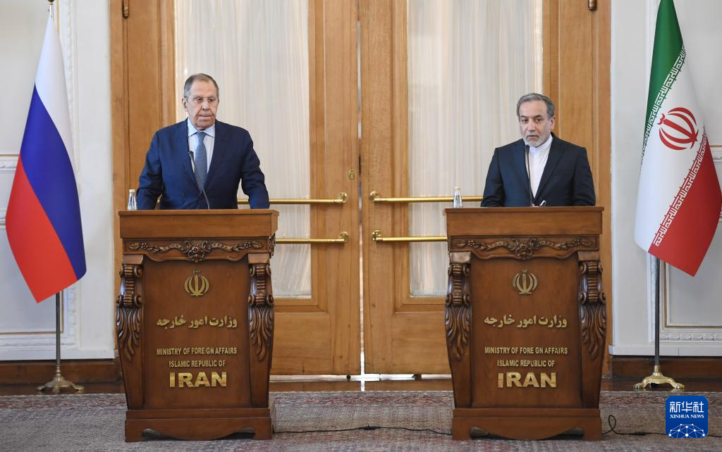 2月25日，在伊朗德黑蘭，伊朗外交部長阿拉格齊（右）與俄羅斯外長拉夫羅夫出席聯(lián)合新聞發(fā)布會(huì)。新華社記者 沙達(dá)提 攝