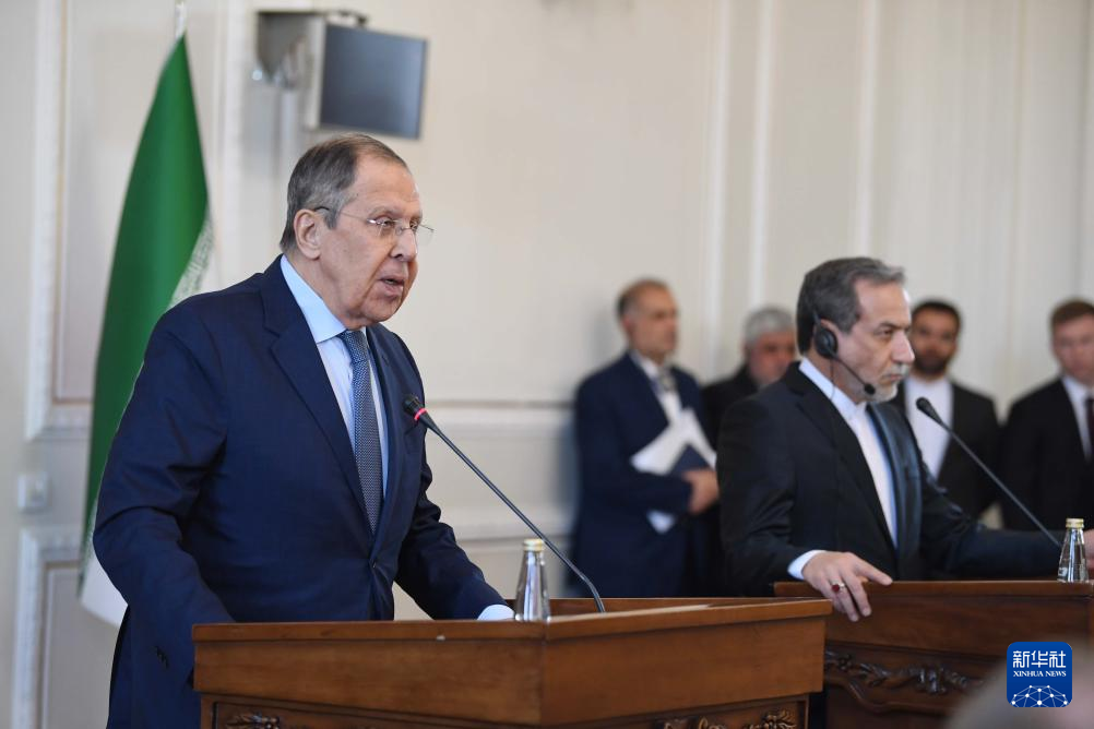 2月25日，在伊朗德黑蘭，俄羅斯外長拉夫羅夫（左）與伊朗外交部長阿拉格齊出席聯(lián)合新聞發(fā)布會(huì)。新華社記者 沙達(dá)提 攝