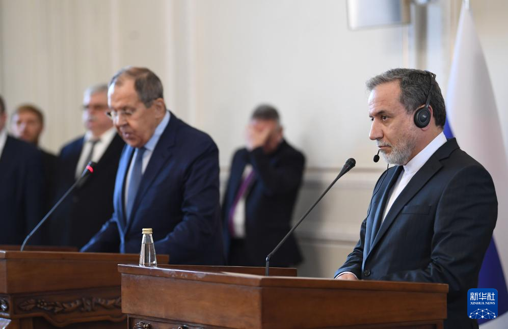 2月25日，在伊朗德黑蘭，伊朗外交部長阿拉格齊（右）與俄羅斯外長拉夫羅夫出席聯(lián)合新聞發(fā)布會(huì)。新華社記者 沙達(dá)提 攝