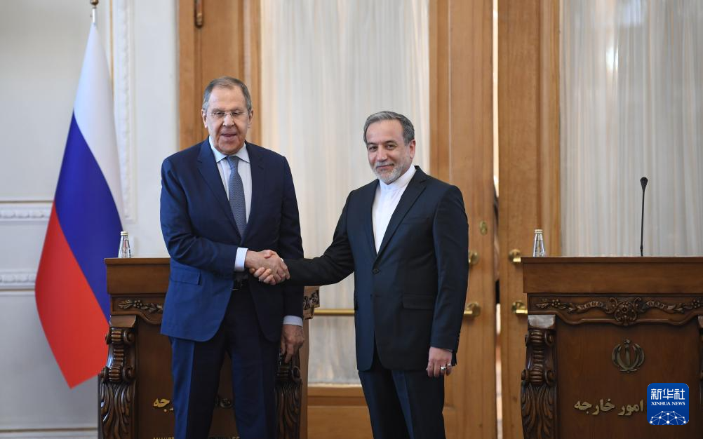 2月25日，在伊朗德黑蘭，伊朗外交部長阿拉格齊（右）與俄羅斯外長拉夫羅夫出席聯(lián)合新聞發(fā)布會(huì)。新華社記者 沙達(dá)提 攝