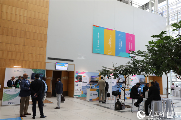 第5屆“共同金融”峰會(huì)在南非開普敦國(guó)際會(huì)議中心開幕。圖為與會(huì)嘉賓正在交談。人民網(wǎng)記者 戴楷然攝