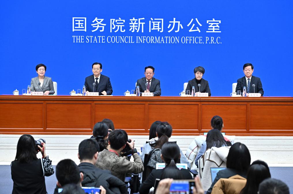 2月28日，國務(wù)院新聞辦公室在北京舉行國務(wù)院政策例行吹風會，民政部副部長唐承沛、財政部副部長郭婷婷、自然資源部副部長許大純、住房城鄉(xiāng)建設(shè)部副部長姜萬榮和國務(wù)院新聞辦公室新聞發(fā)言人介紹2024年國務(wù)院部門辦理全國人大代表建議和全國政協(xié)提案工作有關(guān)情況，并答記者問。新華社記者 李鑫 攝