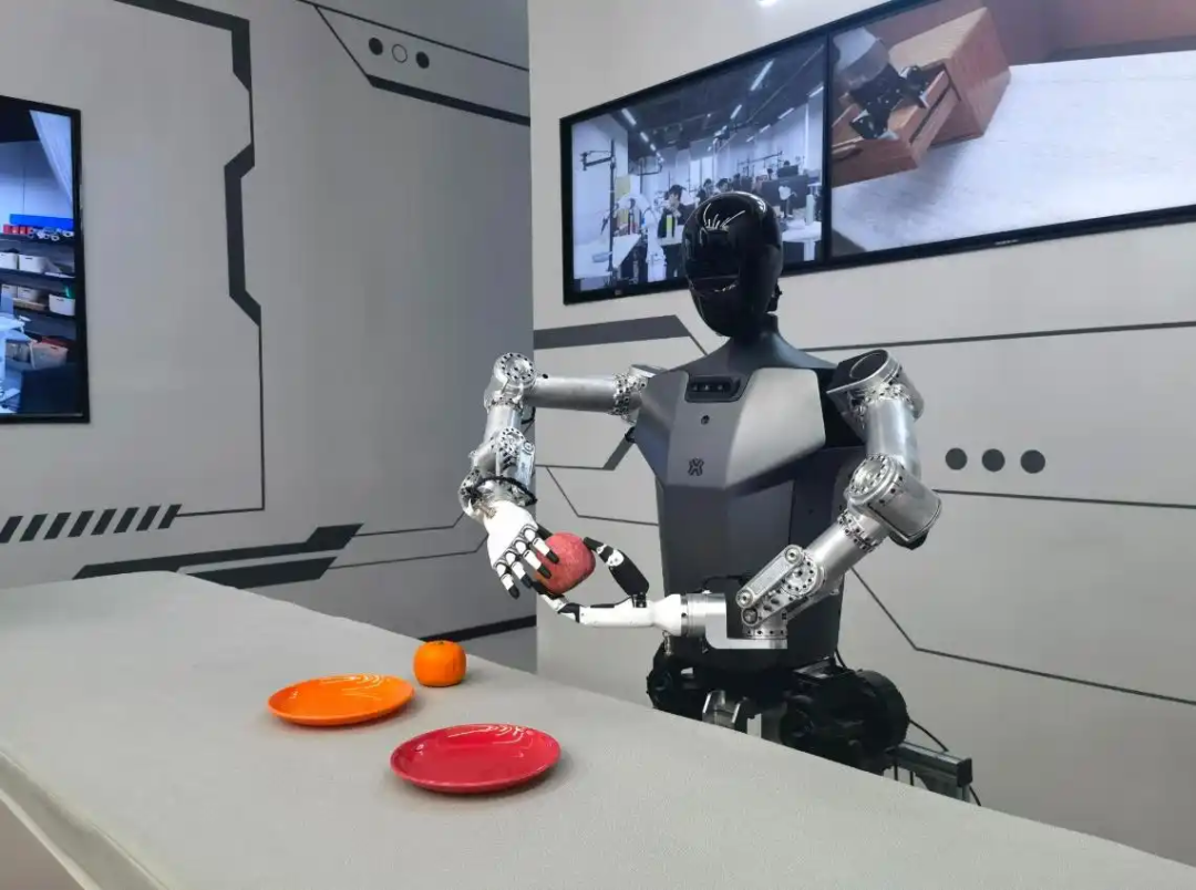 △2025年2月24日，北京“機(jī)器人大世界”展出的機(jī)器人正在完成日常家務(wù)。