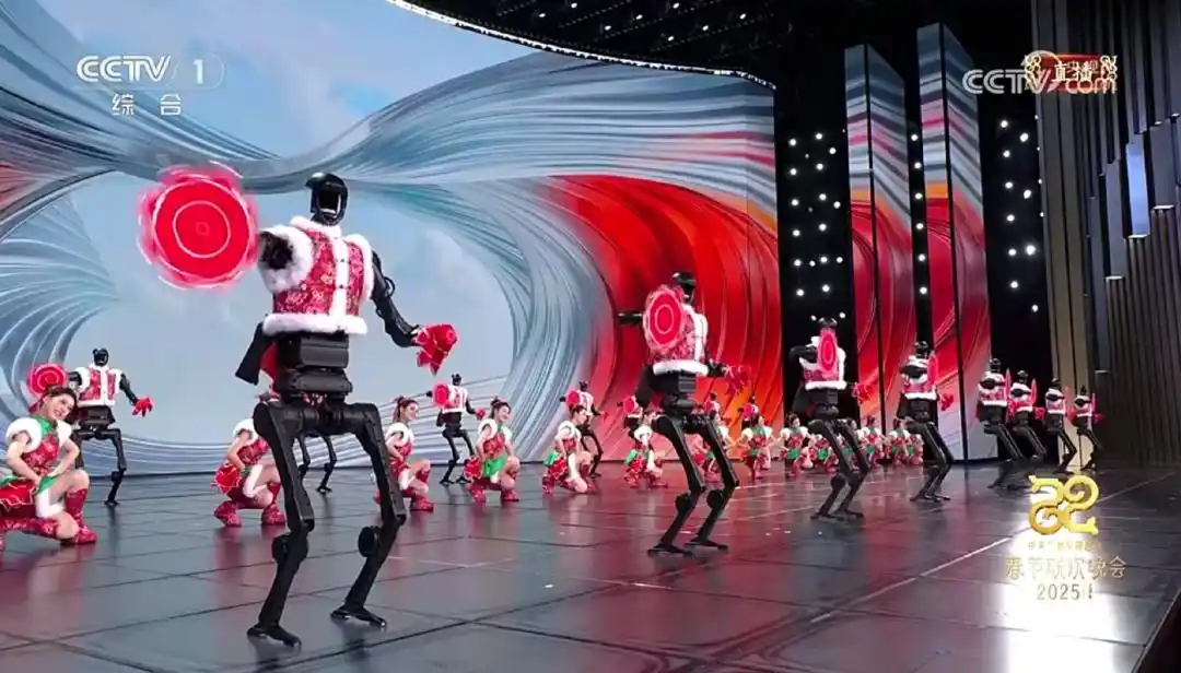 △今年春晚，宇樹(shù)科技人形機(jī)器人身穿東北特色的花棉襖扭秧歌，呈現(xiàn)出全新視覺(jué)效果。