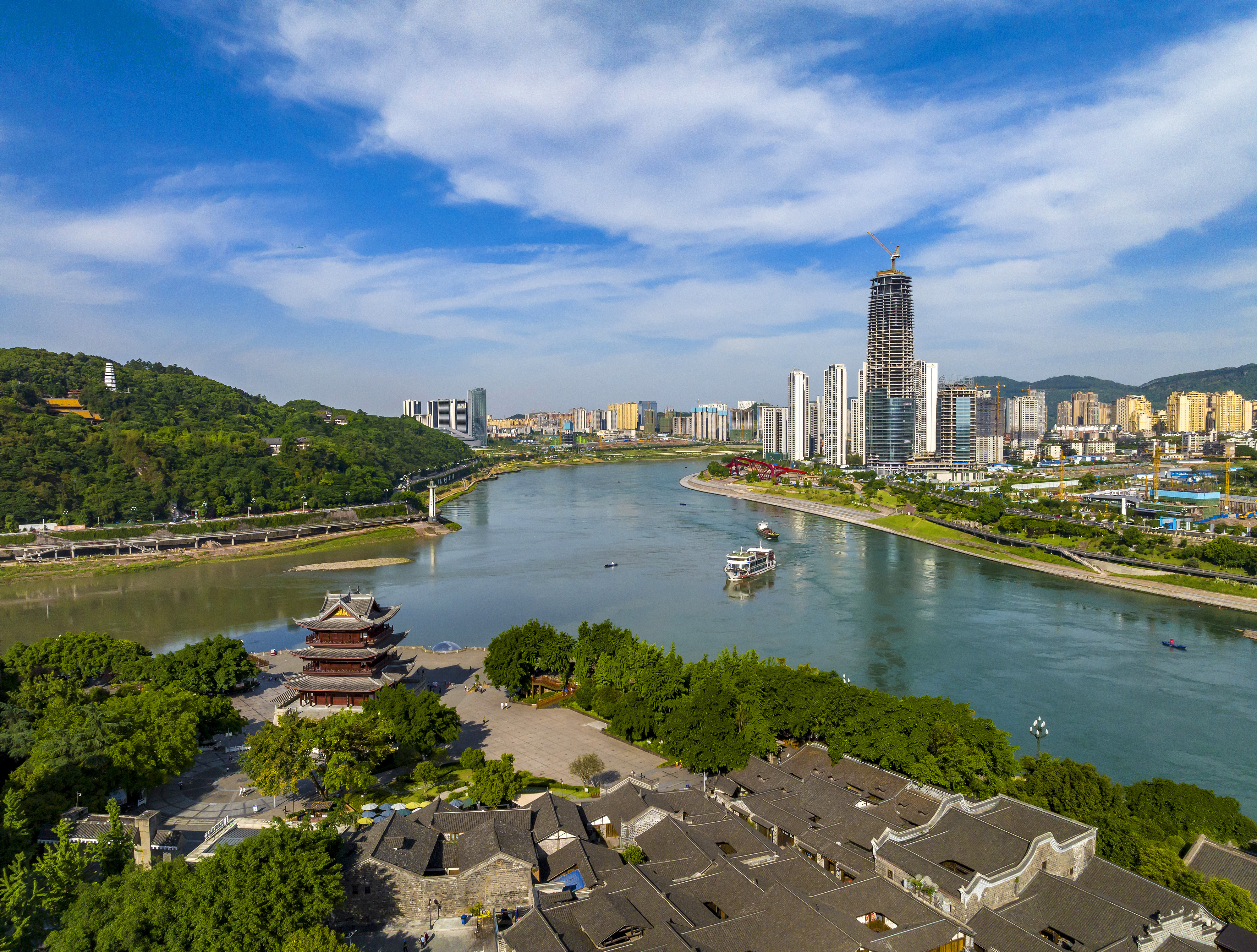 “長江首城”四川宜賓，經(jīng)過長江生態(tài)綜合治理后的三江交匯處風(fēng)光。