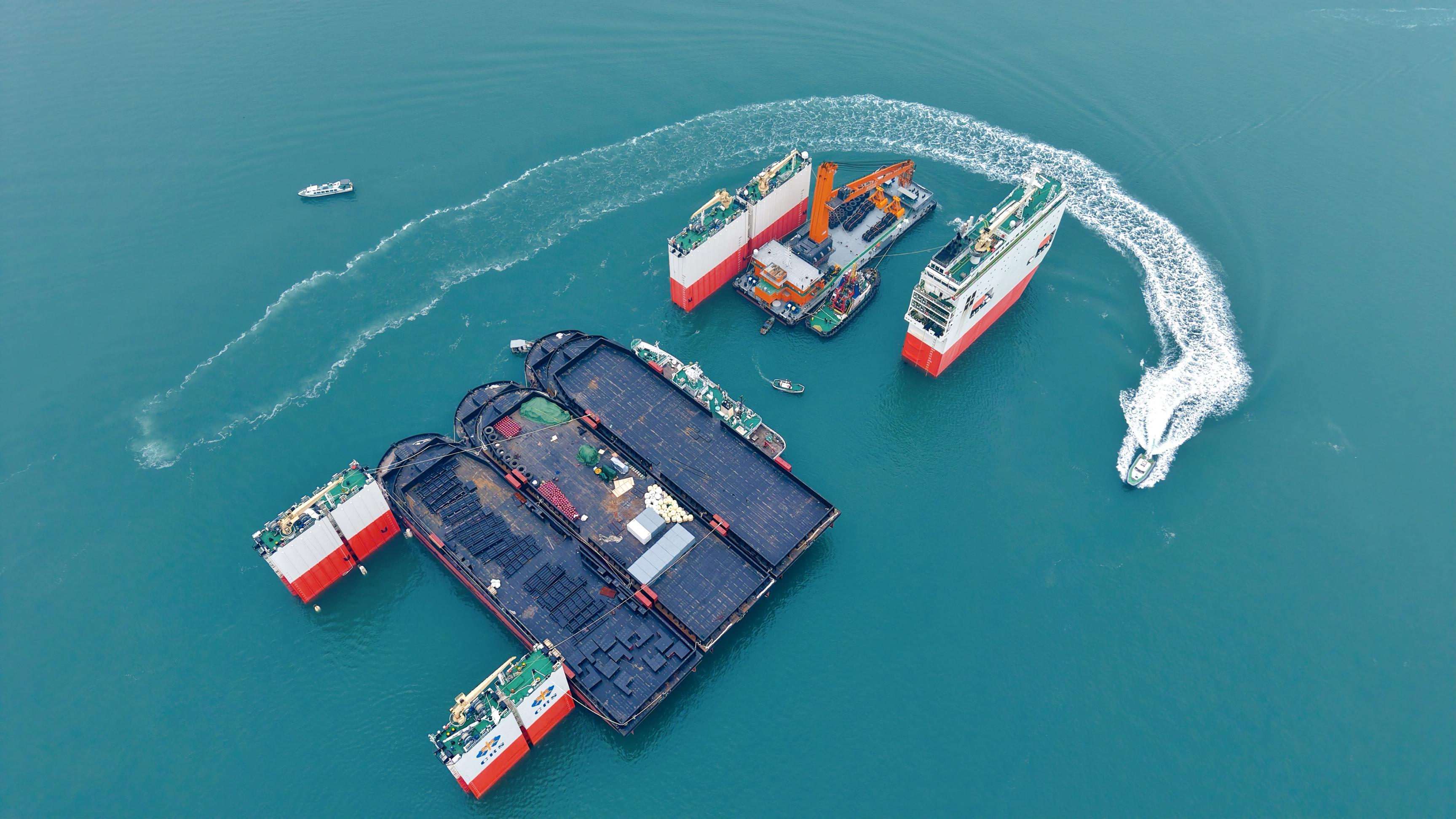 “華瑞龍”輪裝載13艘船舶前往幾內(nèi)亞。受訪方供圖