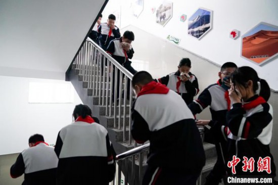  圖為學生們進行應急疏散演練。中新社記者 趙宇航 攝