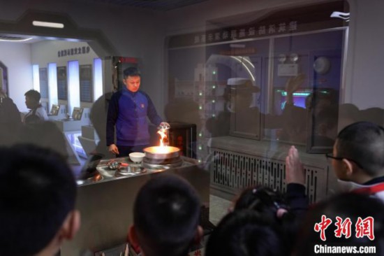 圖為學生們參觀道里區(qū)消防救援大隊消防科普體驗館內(nèi)火場真實體驗演示區(qū)。中新社記者 趙宇航 攝