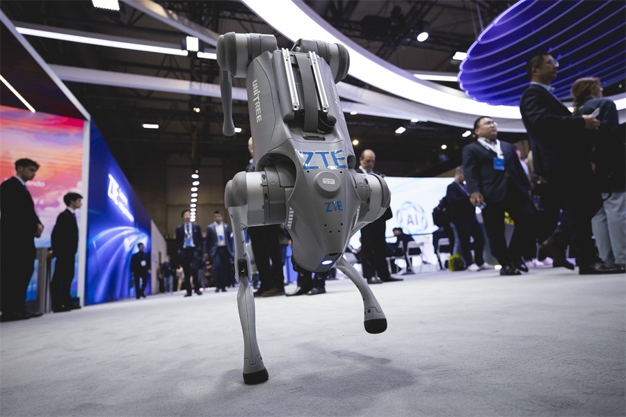 中興展位上的機(jī)器狗。