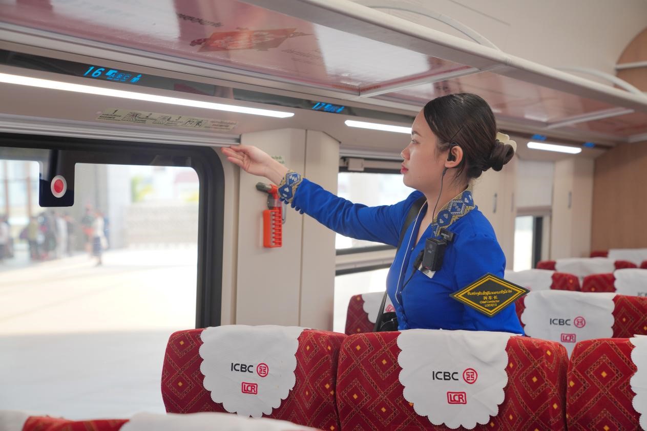 中老鐵路瀾滄號(hào)動(dòng)車組列車長(zhǎng)小麗正在進(jìn)行車廂檢查。老中鐵路有限公司供圖