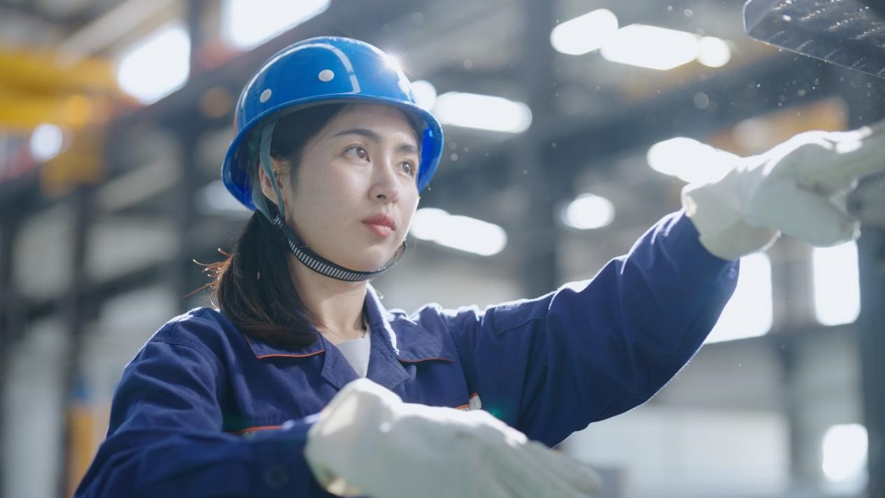 老中鐵路有限公司萬象運(yùn)營(yíng)管理中心機(jī)輛車間希達(dá)在工作中。老中鐵路有限公司供圖