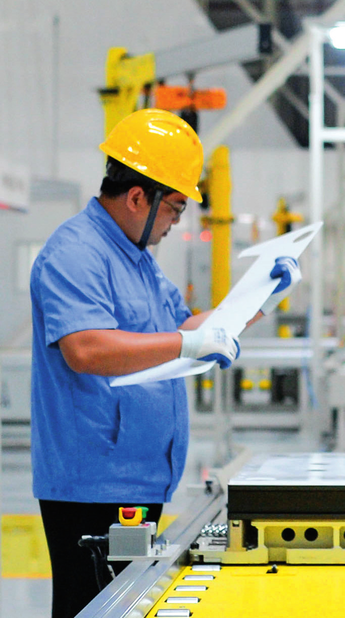 工人在位于廣東珠海的緯景儲(chǔ)能珠?！俺珿工廠”工作（2024年5月19日攝）。李任滋攝/本刊