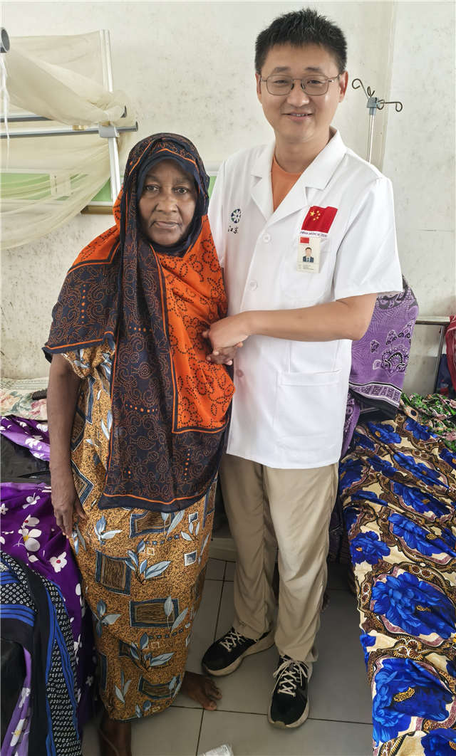 術(shù)后第二天患者即能站立。中國援桑醫(yī)療隊供圖