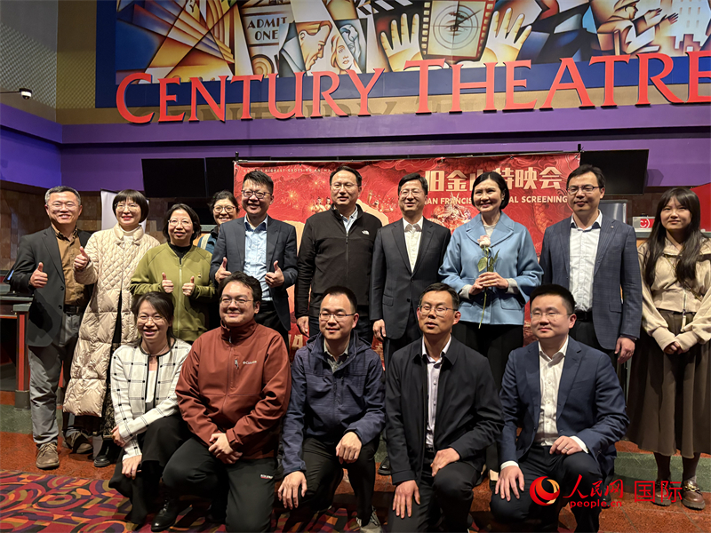 中國(guó)駐舊金山總領(lǐng)館外交官們?cè)谔赜硶?huì)現(xiàn)場(chǎng)合影 鄧圩攝