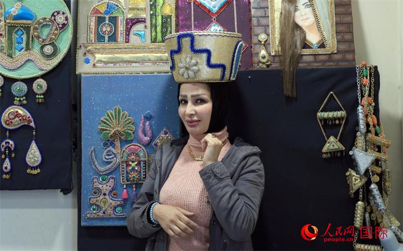 設(shè)計(jì)師展示亞述國王同款王冠。人民網(wǎng)伊納斯·易卜拉欣攝