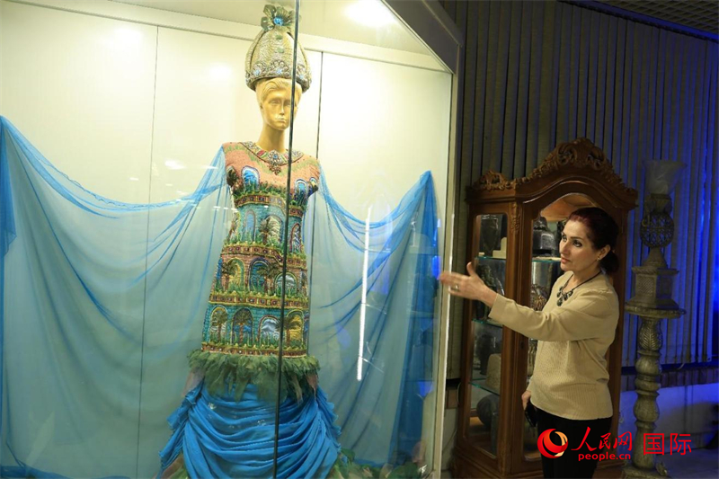 設(shè)計(jì)師展示服飾。人民網(wǎng)伊納斯·易卜拉欣攝