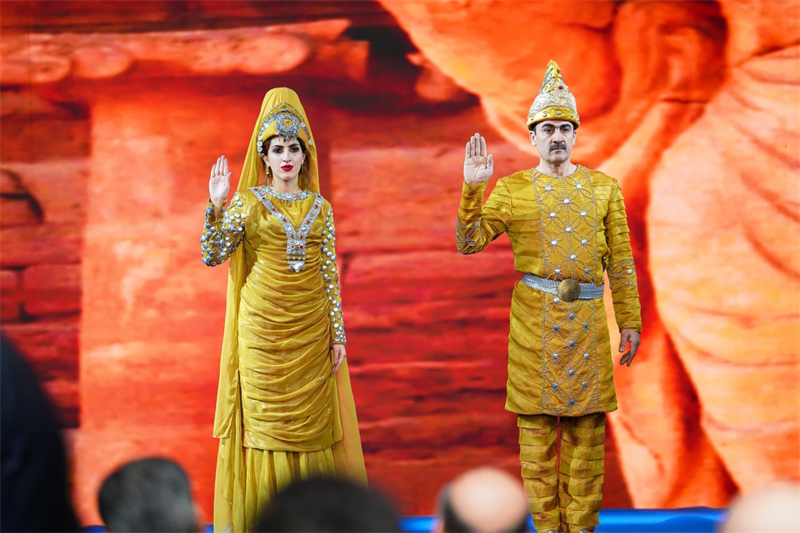 伊拉克時(shí)尚館舉辦的時(shí)裝展上，模特展示亞述時(shí)期服飾。伊拉克時(shí)尚館供圖