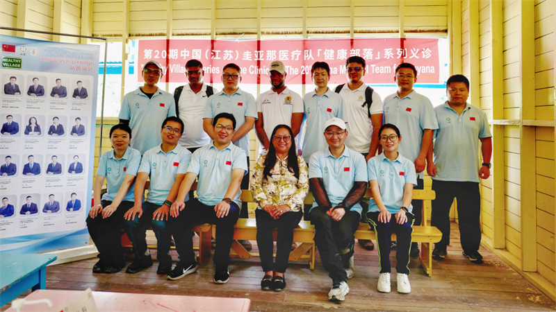 圭亞那印第安人事務(wù)部部長(zhǎng)蘇凱（前排右三）在啟動(dòng)儀式上和中國(guó)醫(yī)療隊(duì)隊(duì)員合影。第二十期中國(guó)援圭亞那醫(yī)療隊(duì)供圖