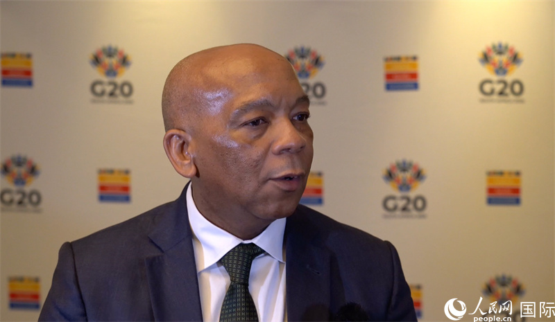 南非電力與能源部長(zhǎng)洛西恩佐·拉莫豪帕接受人民網(wǎng)南非公司記者采訪。人民網(wǎng) 劉暢攝