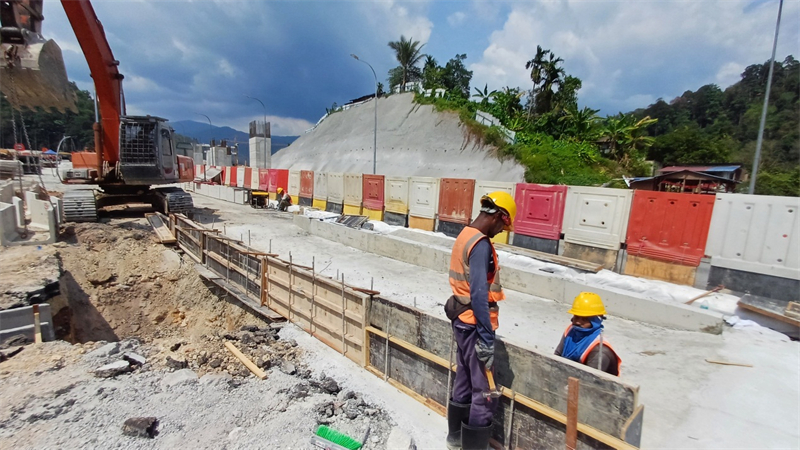 施工現(xiàn)場(chǎng)。 鄧騰亮攝