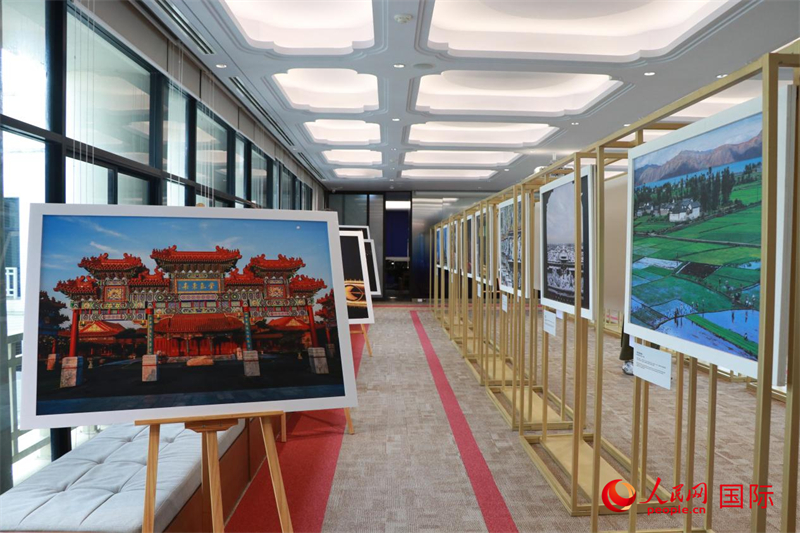 “遇見”攝影展現(xiàn)場。朱瀟逸攝