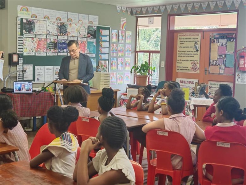 中國(guó)文化中心孔子課堂外方院長(zhǎng)陸志雷博士發(fā)言。