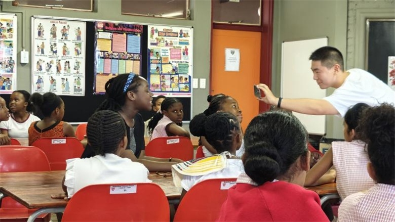 南非學(xué)生現(xiàn)場(chǎng)提問(wèn)。