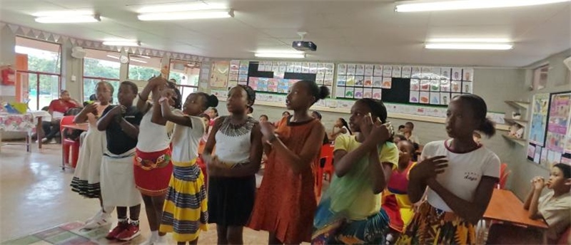 南非學(xué)生展示民族服飾，合唱《聽(tīng)我說(shuō)謝謝你》。
