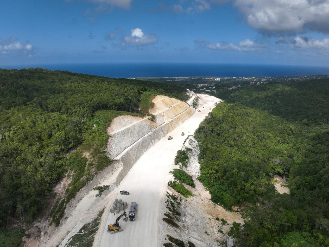 圖為中企承建的牙買加蒙特哥貝繞城路項(xiàng)目基層試驗(yàn)段正在進(jìn)行攤鋪和碾壓施工，相關(guān)施工工作已于近日順利完成。中國(guó)港灣美洲區(qū)域公司供圖