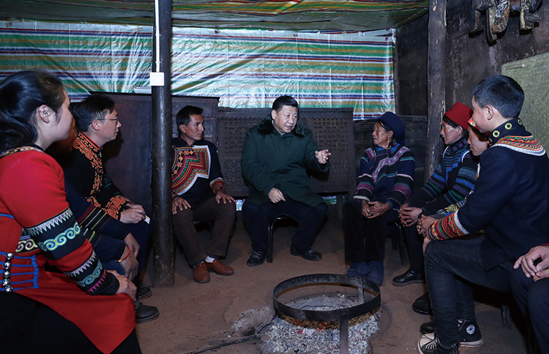 △2018年2月11日，四川涼山彝族自治州昭覺(jué)縣三岔河鄉(xiāng)三河村，習(xí)近平總書(shū)記來(lái)到村民節(jié)列俄阿木家中看望。