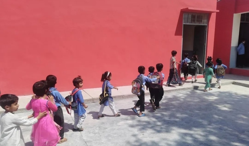 同學(xué)們走進(jìn)修繕一新的校園。中國電建集團(tuán)湖北工程有限公司供圖