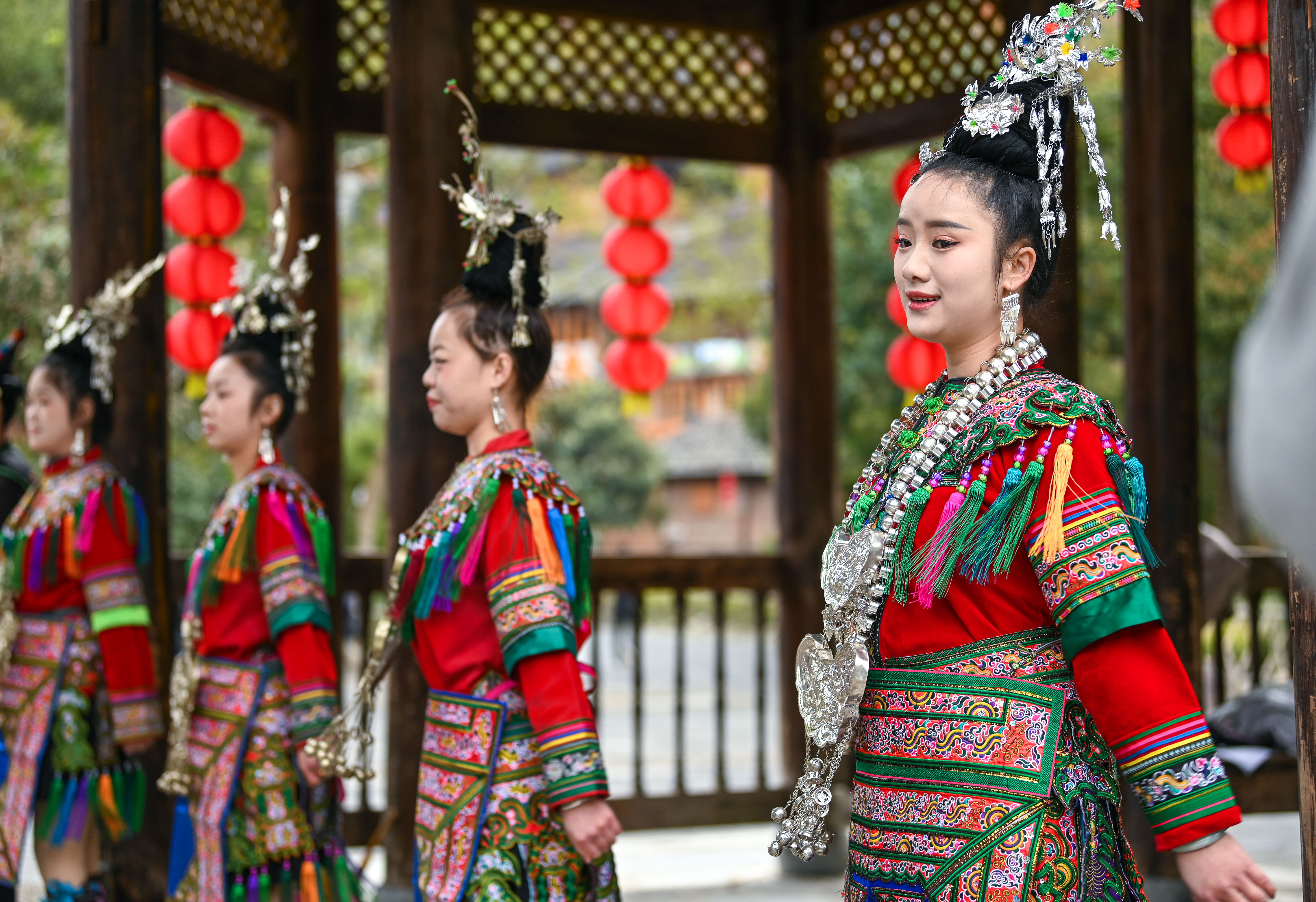  2025年3月18日，侗族群眾在貴州省黎平縣肇興侗寨給游客演唱侗族大歌。