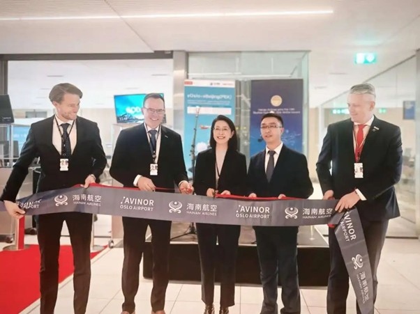 中國(guó)駐挪威大使侯悅（中）出席海航奧斯陸—北京直航開航儀式。中國(guó)駐挪威大使館供圖