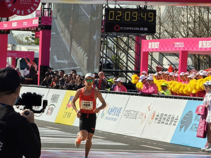 楊紹輝通過比賽終點(diǎn)。 人民網(wǎng)記者 楊磊攝