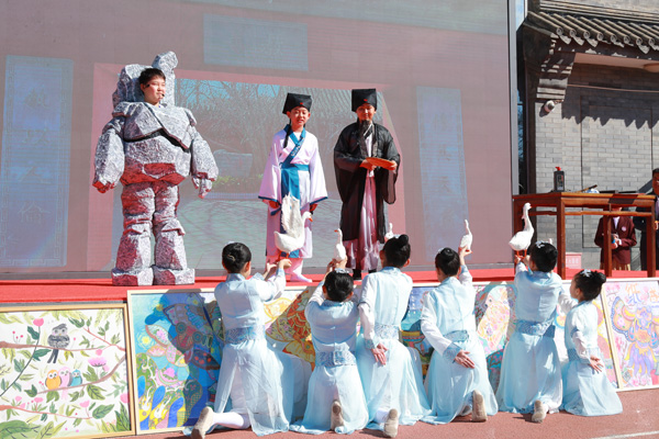 展覽開幕式上，府學學子上演情景劇《鵝池》。府學胡同小學供圖