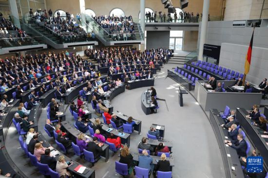 3月25日，在德國(guó)柏林，新一屆德國(guó)聯(lián)邦議院成立并召開(kāi)首次全體會(huì)議。新華社記者 杜哲宇 攝