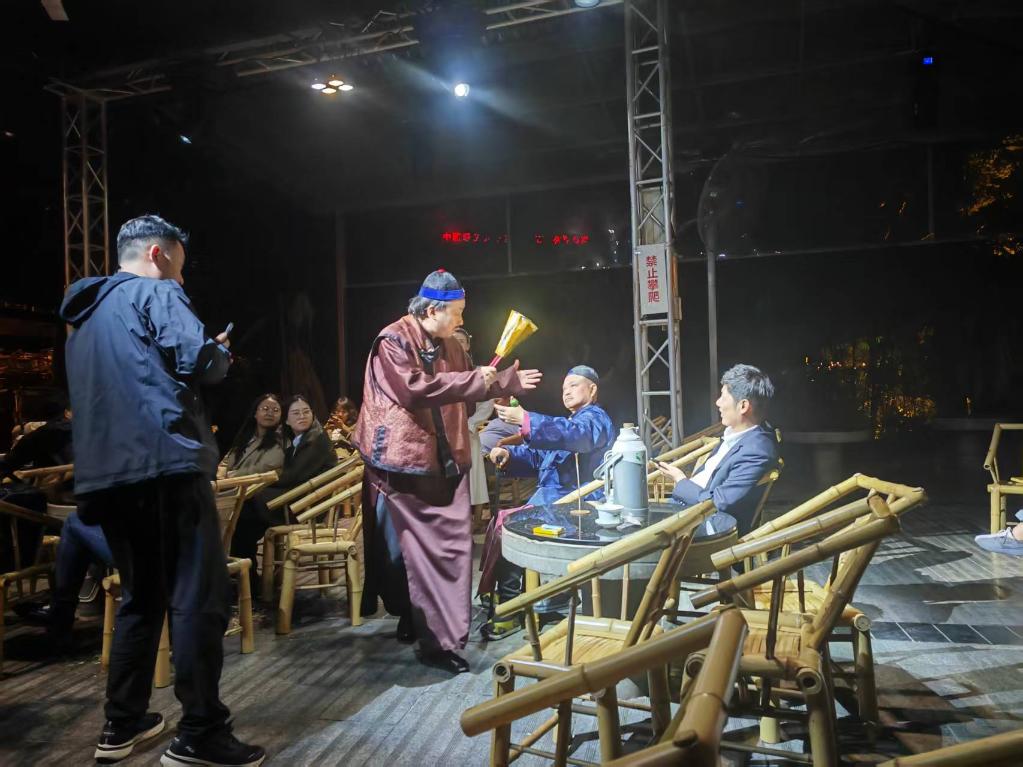 3月24日，《鶴鳴傳奇》在四川省成都市人民公園鶴鳴茶社演出。新華社記者 張海磊 攝