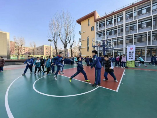 北京師范大學(xué)實驗小學(xué)開展跳繩比賽。