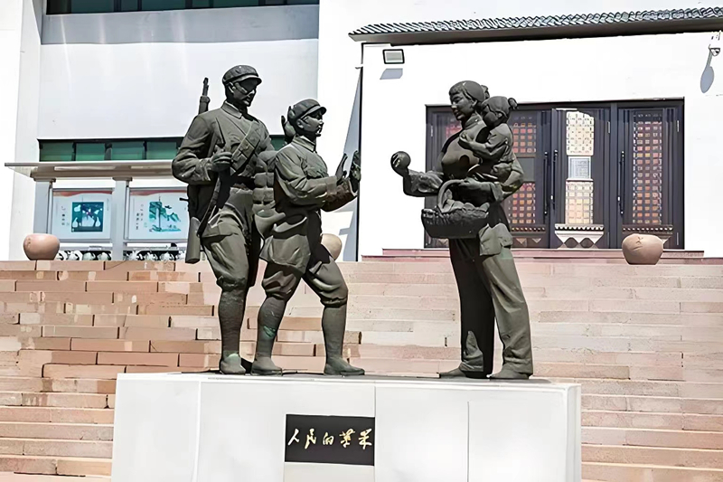 錦州蘋果廉政文化展覽館前的《人民的蘋果》主題雕塑。（由遼沈戰(zhàn)役紀念館供圖）