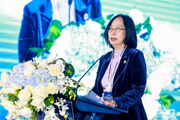 中國高等教育學(xué)會學(xué)術(shù)咨詢發(fā)展委員會委員、中國高等教育學(xué)會原副秘書長、《中國高教研究》主編王小梅。