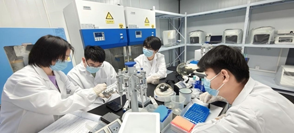 “個(gè)體基因解密實(shí)驗(yàn)”預(yù)實(shí)驗(yàn)課堂。東華大學(xué)供圖